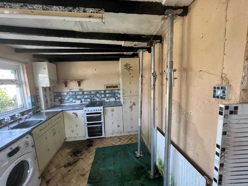 Lot: 116 - FLAT FOR REPAIR AND REFURBISHMENT - General kitchen photo